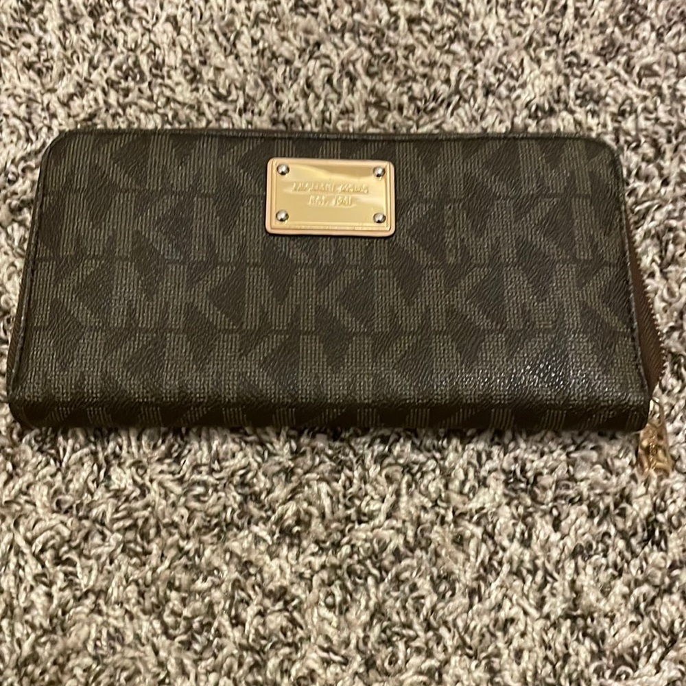 Brown Michael Kors 20 cc slots, 4 bill slots and zipper coin pouch